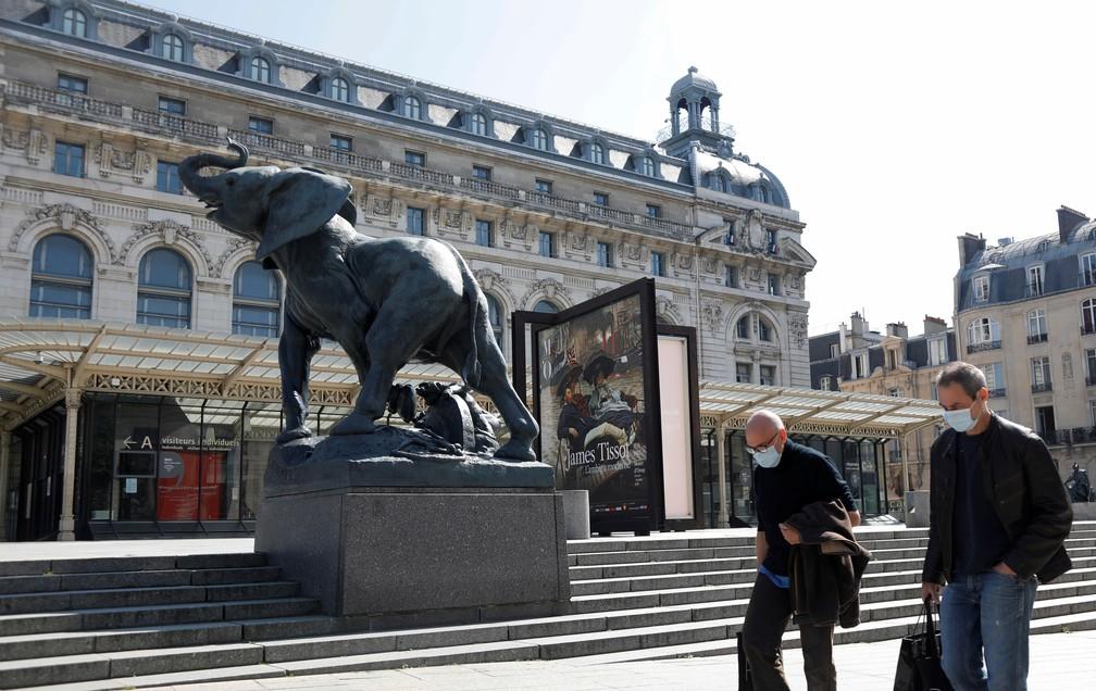 França retira obrigatoriedade no uso de máscaras ao ar livre 